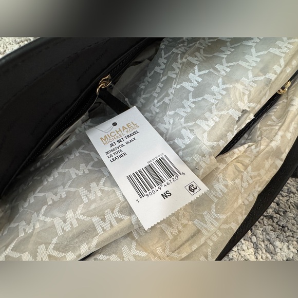 Michael Kors, Jet Set Travel Large Tote, Saffiano Leather in Black - Picture 5 of 10